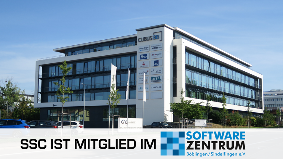 Modernes Bürogebäude der SSC-Services GmbH mit der Aufschrift ‚SSC IST MITGLIED IM SOFTWAREZENTRUM Böblingen/Sindelfingen e.V.‘ im Vordergrund. Das mehrstöckige Gebäude zeigt eine Fassade mit zahlreichen Firmenlogos, darunter auch das von SSC. Der Himmel ist blau und es sind einige Bäume sowie parkende Autos vor dem Gebäude zu sehen.
